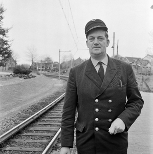 126579 Portret van J. van Dijk, chef van het N.S.-station Soestdijk te Soest op het perron van zijn station.